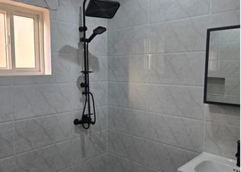غرفة بسرير ماستر