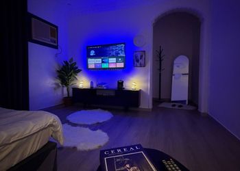 استديو بأثاث مريح وبسيط 