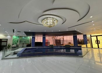 شاليه بجلسة تطل على مسبح داخلي 