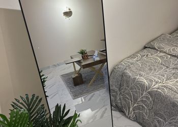 استديو بأثاث مريح وبسيط 