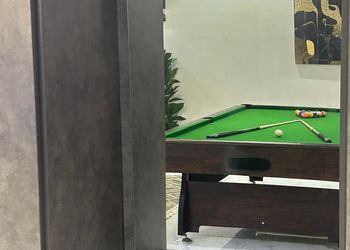 استديو بطاولة بلياردو وجلسة