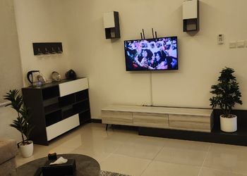 شقة بصالة جلوس وأثاث مريح 