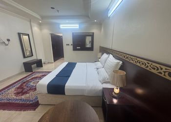 شقة بغرفة معيشة وغرفتين نوم 
