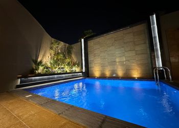 شاليه بجلسة تطل على مسبح خارجي 