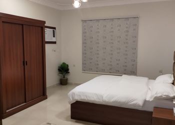 شقة بصالة مريحة وغرفة نوم 