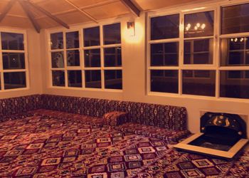 استراحه بمسطح اخضر وجلسة خارجية