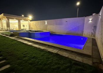 شاليه بجلسة تطل على مسبح خارجي 