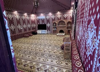 شاليه بمسطح اخضر وجلسة 