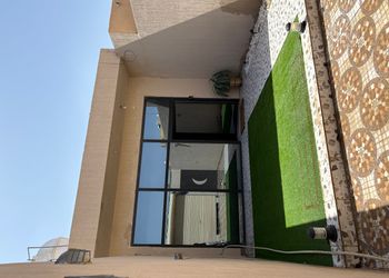 شقة بصالة مريحة وجلسة خارجية 