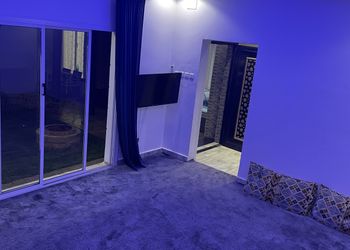 شاليه بجلسة خارجية و مسطح اخضر