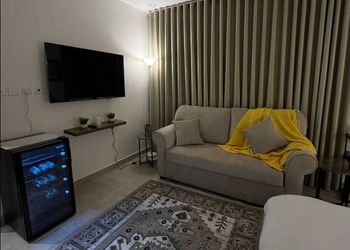 استديو بسرير ماستر وجلسة جانبية