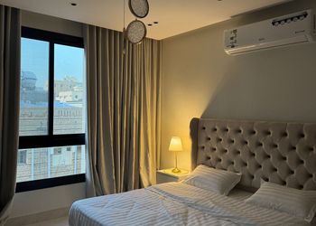 استديو مصم بديكور عصري وبسيط