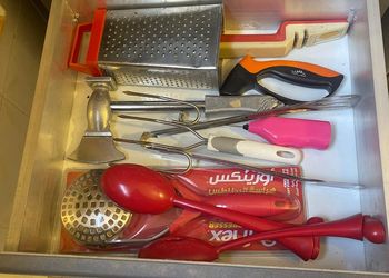 شقة بصالة جلوس وغرفتين نوم 