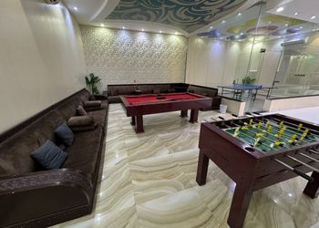 شاليه بجلسة تطل على مسبح داخلي 