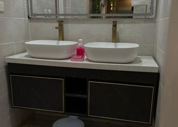 شاليه بجلسة خارجية ومسطح اخضر