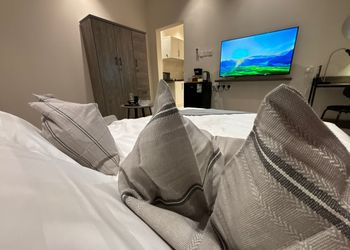 استديو بأثاث مريح وبسيط 
