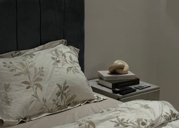 استديو بأثاث مريح وبسيط 