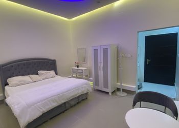 شاليه بمسطح اخضر ومسبح 