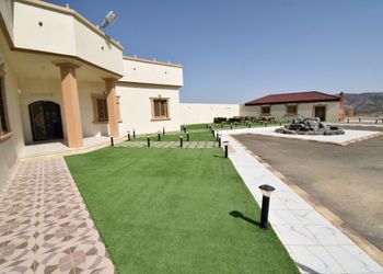 استراحة بملعب كرة طائرة وجلسة 