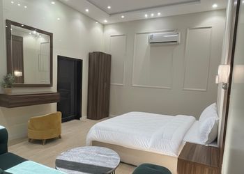 شاليه بمسطح اخضر وجلسة خارجية 