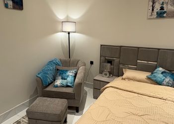 استديو بسرير مريح وأثاث بسيط