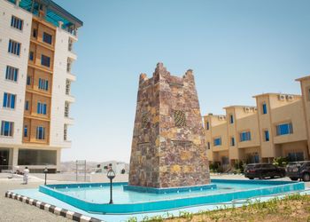 شقة بغرفة جلوس وغرفتين نوم 