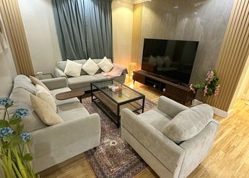 شقة بصالة انيقة ودخول ذاتي