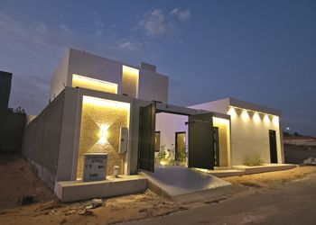 شاليه بتصميم أنيق ومجالس واسعة 