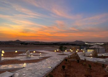 مخيم بجلسة وبإطلالة على الجبل 