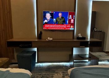 غرفة بأثاث مريح وجميل وراقي 