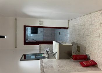 غرفة بتلفزيون وأثاث مريح 