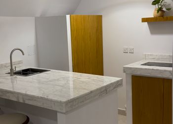شاليه بتصميم أنيق ومسبح خارجي