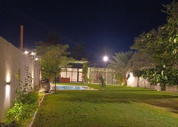 استراحة بمسبح خارجي ومسطح اخضر