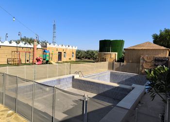مزرعة بمسطح اخضر وبيت شعر