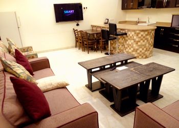 شاليه بمسطح اخضر وألعاب أطفال 