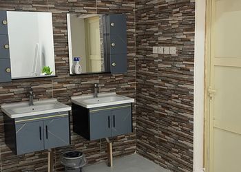 شاليه بجلسة تطل على مسبح خارجي 