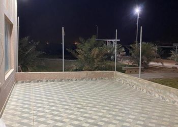 استراحة بمجلس واسع ومسطح اخضر 