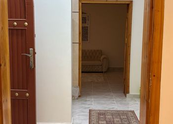 شقة بصالة مريحة وغرفة نوم