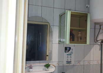 استديو بأثاث مريح وبسيط 