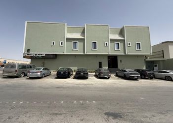 استديو بأثاث مريح وبسيط 