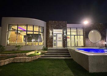 شاليه بمسطح اخضر ومسبح