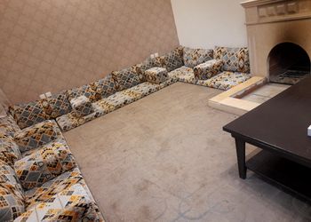 شاليه بجلسة تطل على مسبح خارجي 
