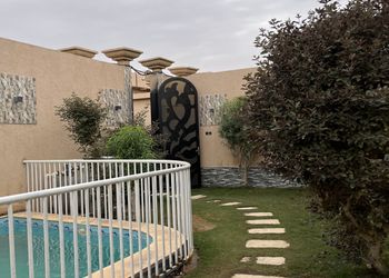 شاليه بجلسة خارجية ومسطح اخضر