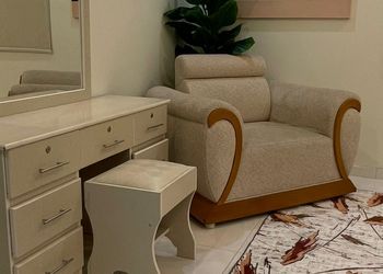 شقة بصالة وثلاث غرف نوم