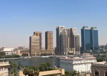 شقة بصالة وثلاث غرف نوم