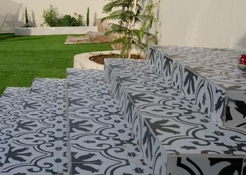 شاليه بجلسة مطلة على الحديقة
