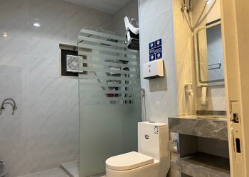 شقة بصالة وثلاث غرف نوم 