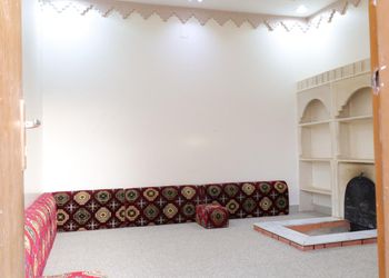 شاليه بجلسة خارجية مطلة على المسبح