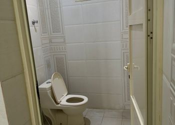 شاليه بمسطح اخضر ومسبح 