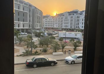 شقة بغرفة معيشة وغرفة نوم 